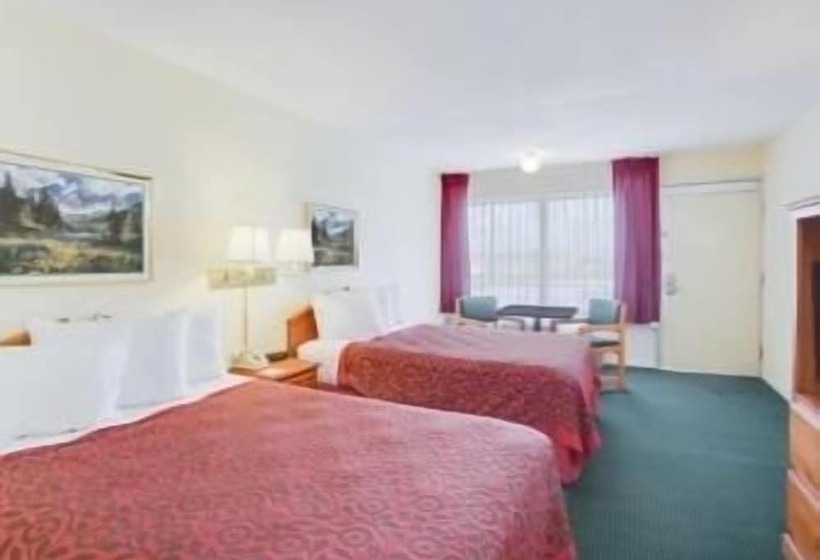 Номер Стандарт 2 Двуспальные Кровати, Days Inn By Wyndham Newport