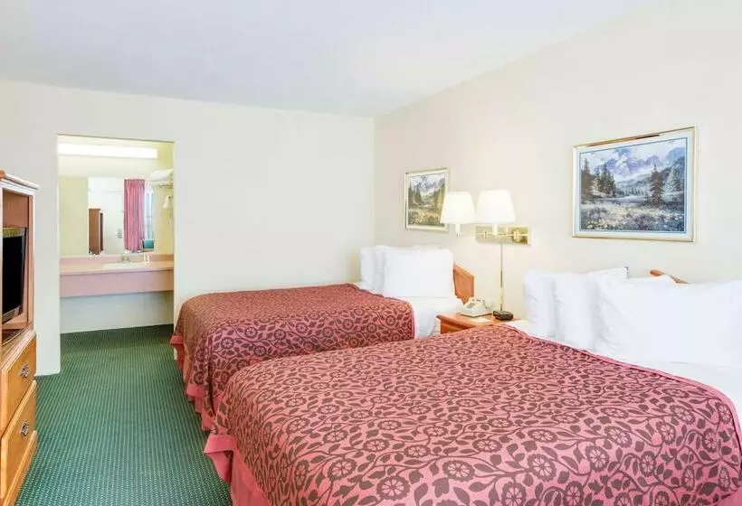 ２ダブルベッドのスタンダードルーム, Days Inn By Wyndham Newport