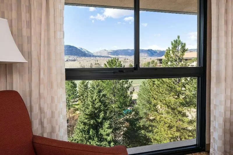 キングサイズベッドのスタンダードルーム, Denver Marriott West