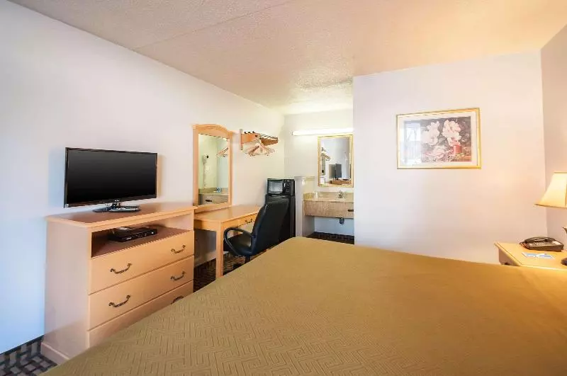 キングサイズベッドのスタンダードルーム, Econo Lodge