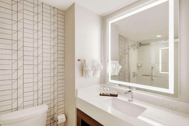 带大床的标准工作室, Embassy Suites By Hilton Atlanta Perimeter Center