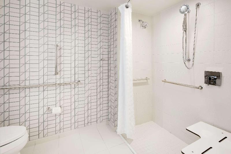 带大床的套房, Embassy Suites By Hilton Atlanta Perimeter Center