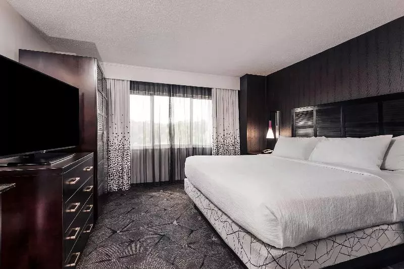 キングサイズベッドのスイートルーム, Embassy Suites By Hilton Raleigh Crabtree