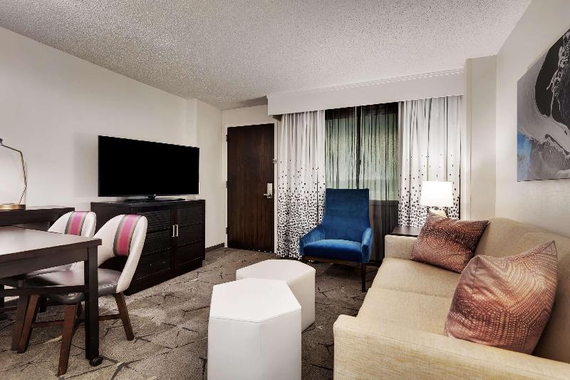 מיטת קינג בסוויטה, Embassy Suites By Hilton Raleigh Crabtree