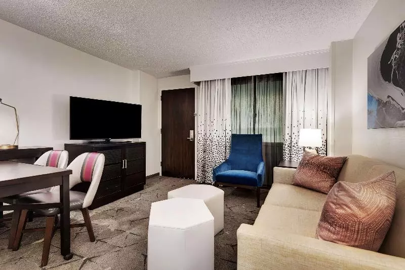 キングサイズベッドのスイートルーム, Embassy Suites By Hilton Raleigh Crabtree