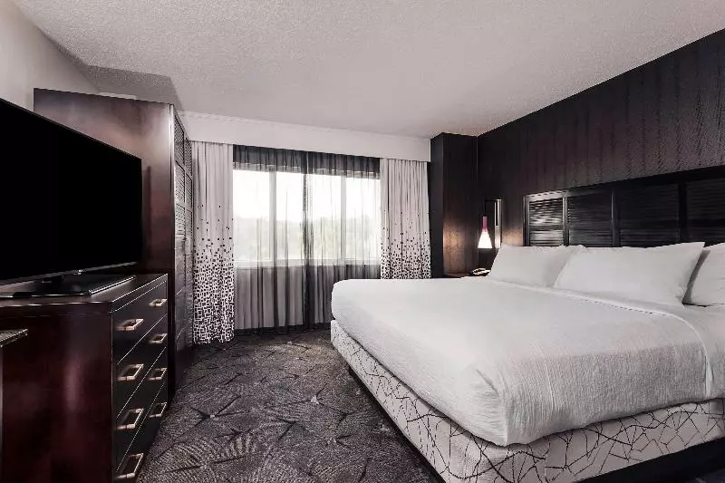 キングサイズベッドのスイートルーム, Embassy Suites By Hilton Raleigh Crabtree