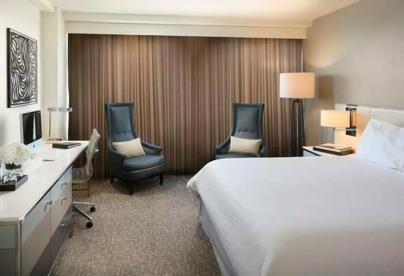 اتاق استاندارد با تخت بزرگ, Fontainebleau Miami Beach