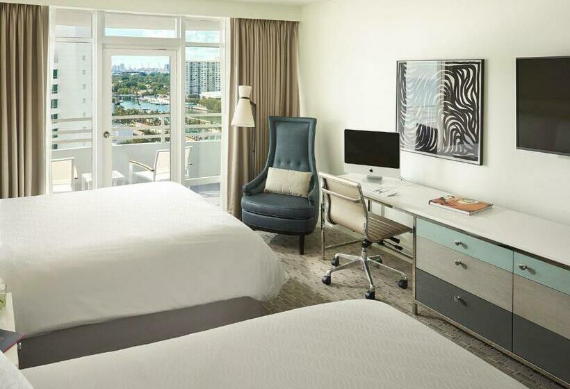 Quarto Deluxe com Sacada, Fontainebleau Miami Beach