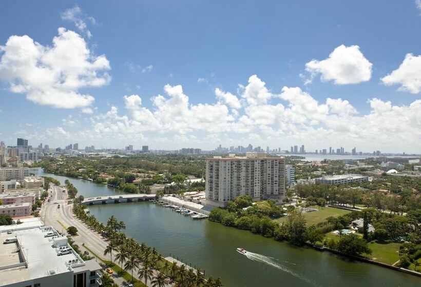 غرفة ديلوكس مزودة بشرفة, Fontainebleau Miami Beach