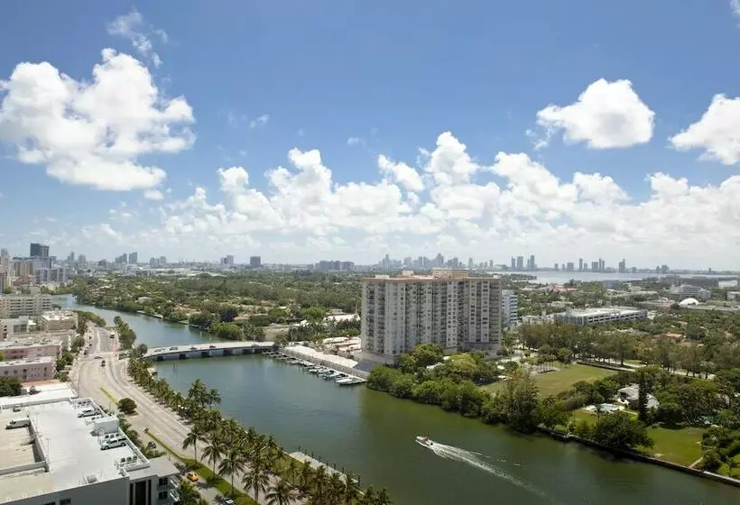 اتاق لوکس با بالکن, Fontainebleau Miami Beach