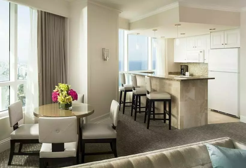 سوییت با چشمانداز دریا, Fontainebleau Miami Beach