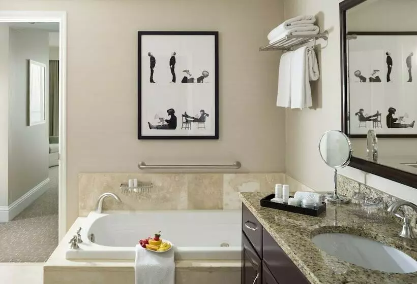 سوییت با چشمانداز دریا, Fontainebleau Miami Beach