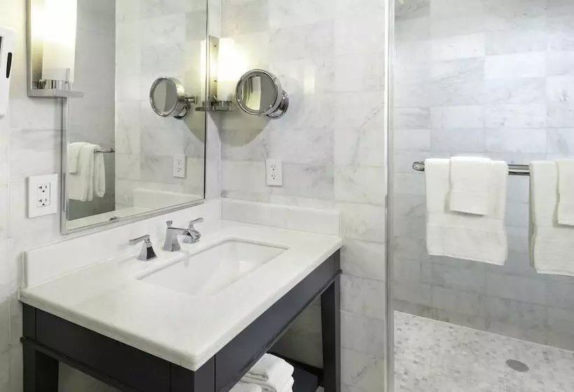 سوییت با چشمانداز دریا, Fontainebleau Miami Beach