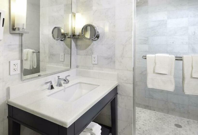 غرفة قياسية مطلّة علي البحر, Fontainebleau Miami Beach