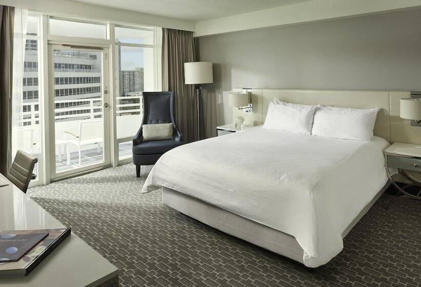 غرفة ديلوكس مزودة بشرفة, Fontainebleau Miami Beach