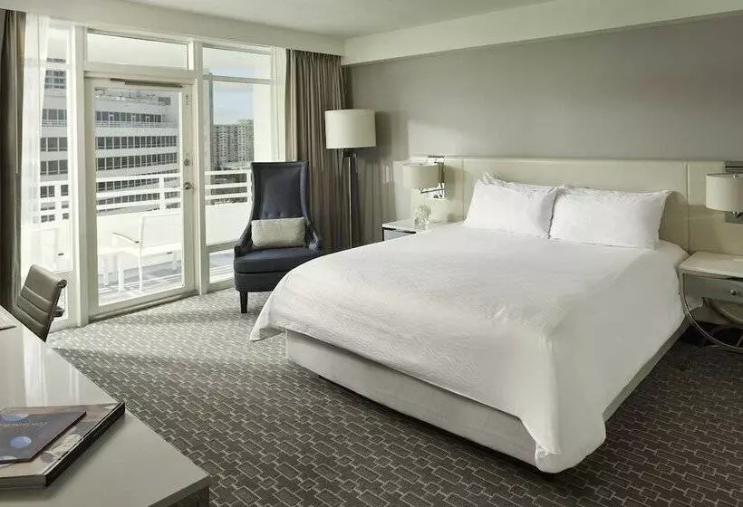 اتاق لوکس با بالکن, Fontainebleau Miami Beach