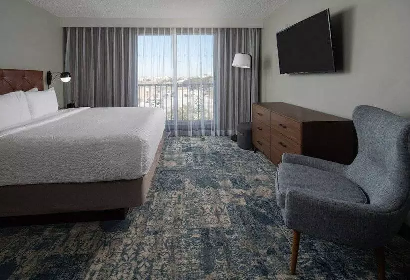 سوییت اجرایی, Four Points By Sheraton Suites Tampa Airport Westshore