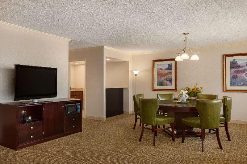 Standardzimmer Kingsize Bett, Hilton Fort Wayne At The Grand Wayne Convention Center