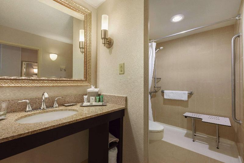 اتاق استاندارد با تخت بزرگ, Hilton Fort Wayne At The Grand Wayne Convention Center