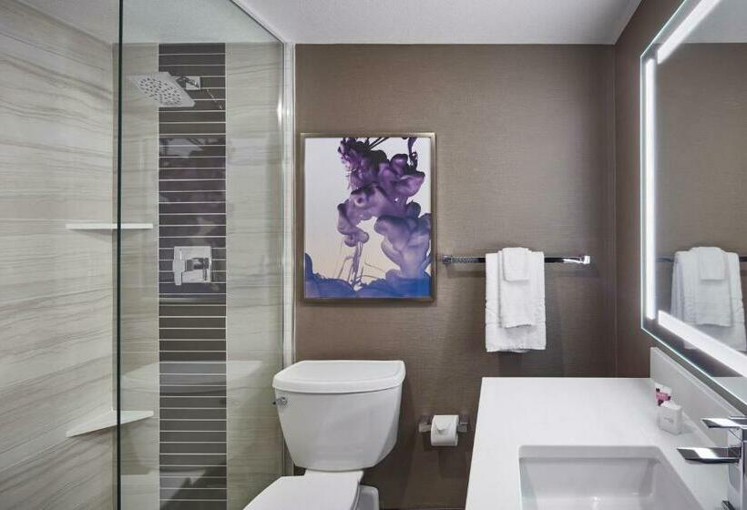 带城市景观和大床的豪华房间, Harrah's Hotel and Casino Las Vegas