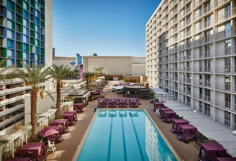 اتاق لوکس با چشم‌انداز استخر, Harrah S Las Vegas, A Caesars Destination