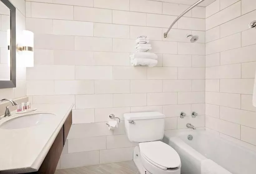 اتاق استاندارد با چشمانداز استخر, Brookings Inn