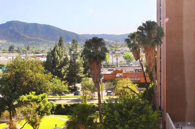 اتاق استاندارد برای معلولان, Burbank