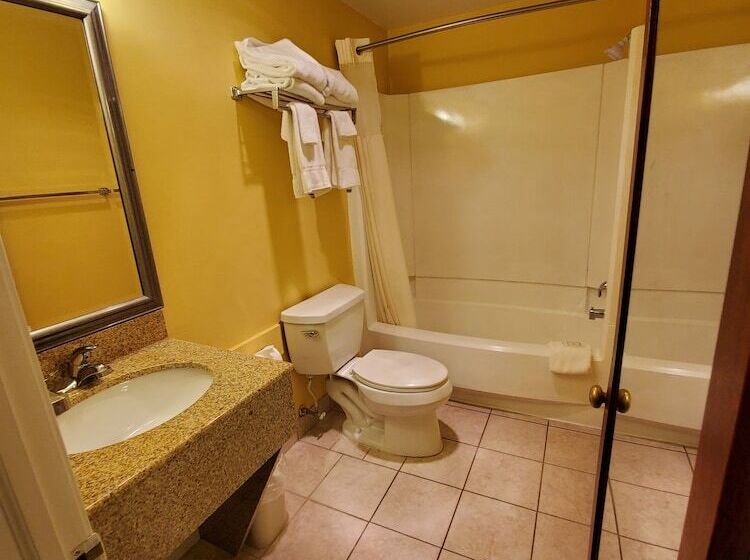 Номер Стандарт 2 Двуспальные Кровати, Clarion Inn Strasburg  Lancaster