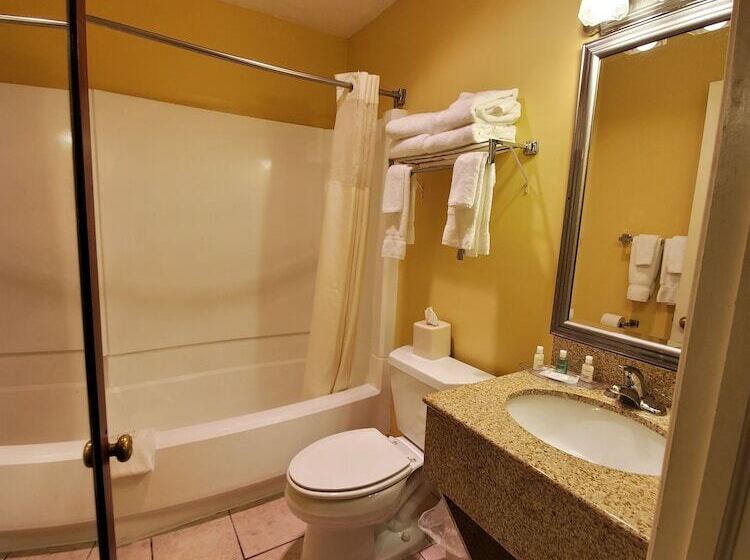 Номер Стандарт 2 Двуспальные Кровати, Clarion Inn Strasburg  Lancaster