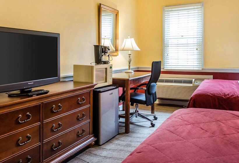 带2个双人床的标准工作室, Clarion Inn Strasburg  Lancaster