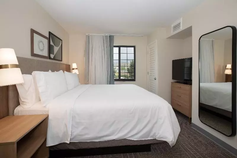 اتاق استاندارد با تخت بزرگ, Courtyard By Marriott Long Beach Downtown