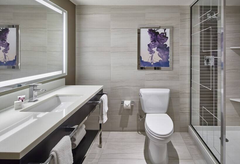 带观景和大床的豪华房间, Harrah's Hotel and Casino Las Vegas