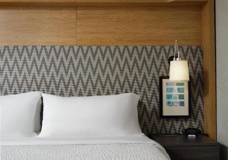 חדר סטנדרט עם מיטת קינג, Holiday Inn Boston   Dedham Hotel & Conference Center By Ihg