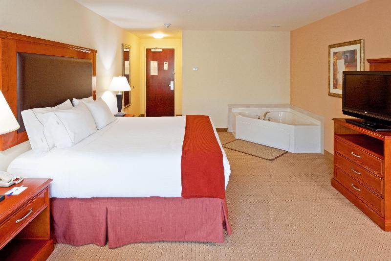 מיטת קינג בסוויטה, Holiday Inn Express & Suites Albany Airport Area   Latham, An Ihg
