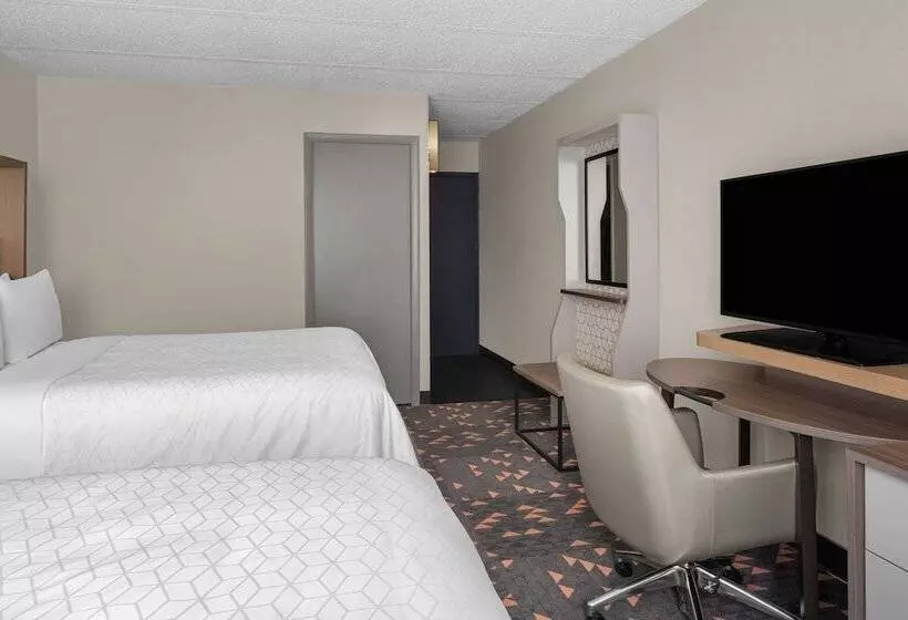 ２ダブルベッドのスタンダードルーム, Holiday Inn Hasbrouck Heights Meadowlands, An Ihg