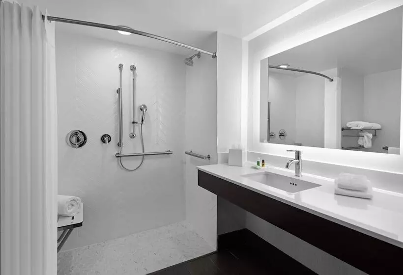 ２ダブルベッドのスタンダードルーム, Holiday Inn Hasbrouck Heights Meadowlands, An Ihg