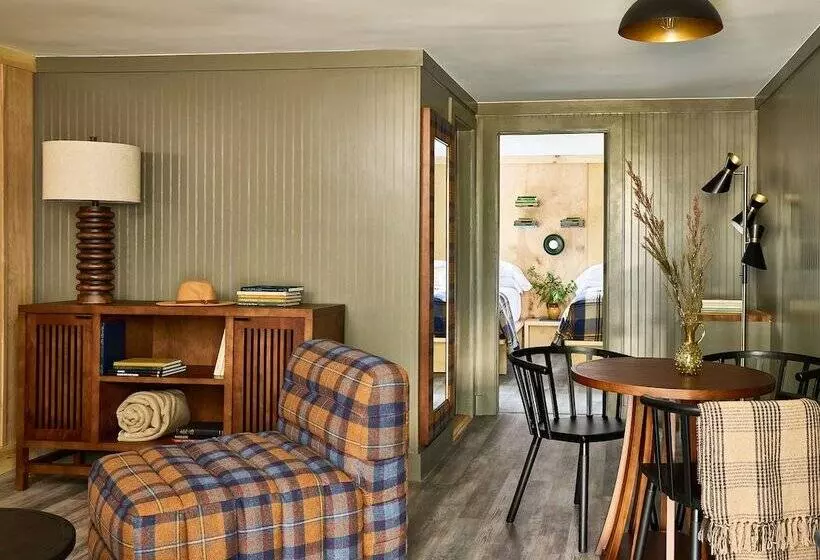סוויטה, Bluebird Cady Hill Lodge