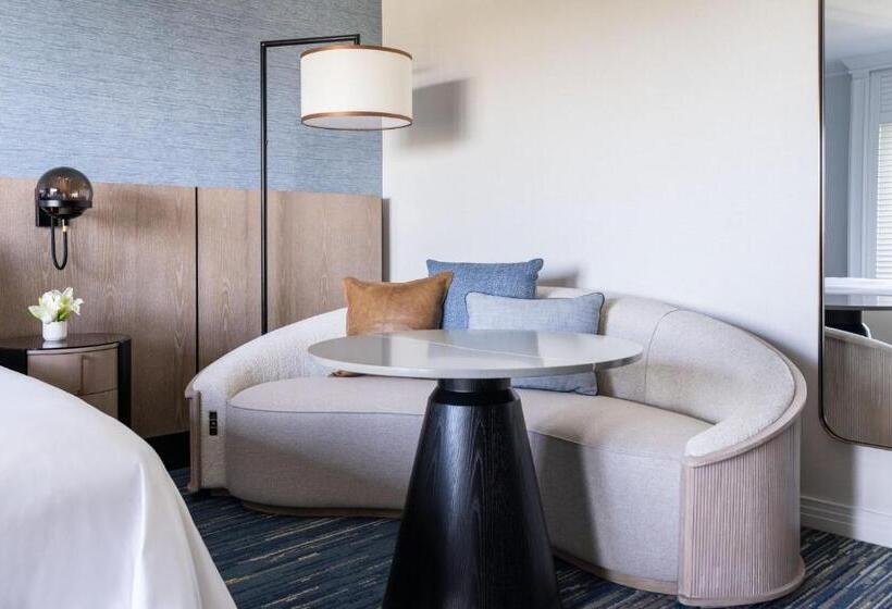 Номер Стандарт Вид на Гольф, The Ritz Carlton Dallas, Las Colinas