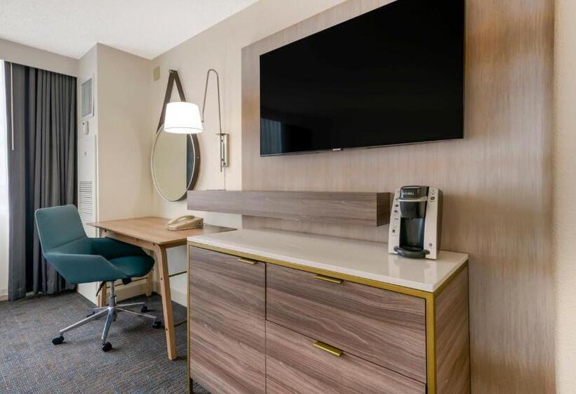 غرفة قياسية سرير كينج, Delta Hotels By Marriott West Palm Beach