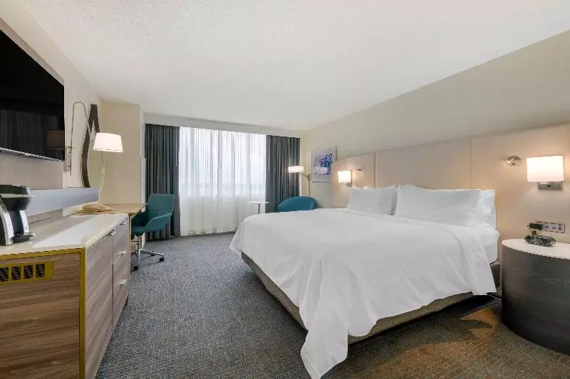 キングサイズベッドのスタンダードルーム, Delta Hotels By Marriott West Palm Beach