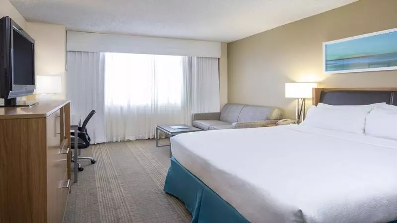キングサイズベッドのスタンダードルーム, Delta Hotels By Marriott West Palm Beach