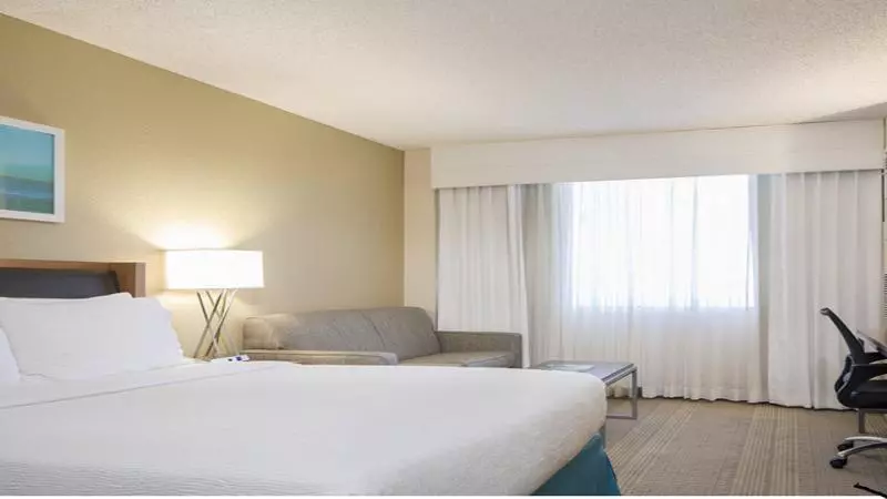 キングサイズベッドのスタンダードルーム, Delta Hotels By Marriott West Palm Beach