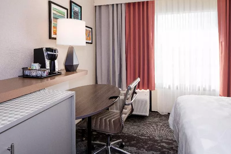 身障者適用キングサイズベッドルーム, Holiday Inn Washington College Pk I 95