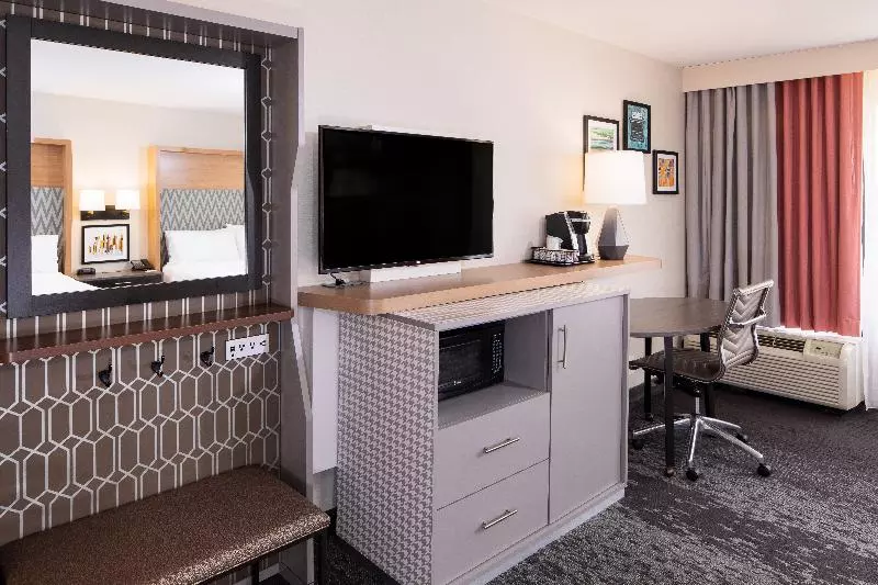 身障者適用キングサイズベッドルーム, Holiday Inn Washington College Pk I 95