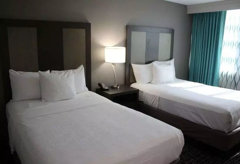 ２ダブルベッドのスタンダードルーム, La Quinta Inn & Suites By Wyndham Indianapolis Downtown