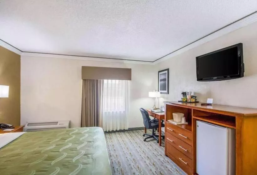 キングサイズベッドのスタンダードルーム, Quality Inn & Suites Kansas City   Independence I 70 East