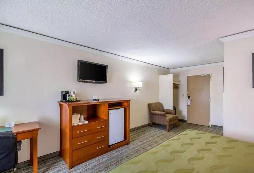 キングサイズベッドのスタンダードルーム, Quality Inn & Suites Kansas City   Independence I 70 East