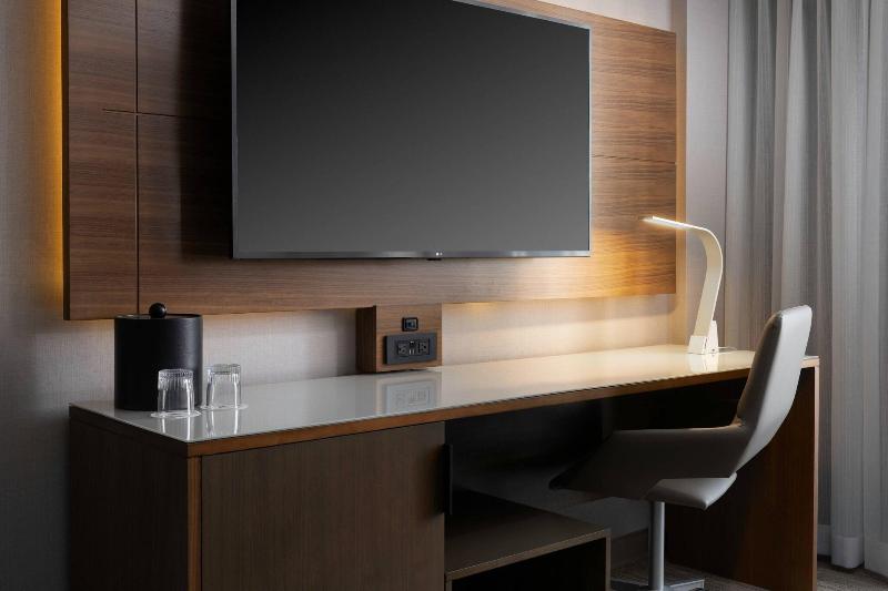 스위트 킹사이즈 침대, Costa Mesa Marriott