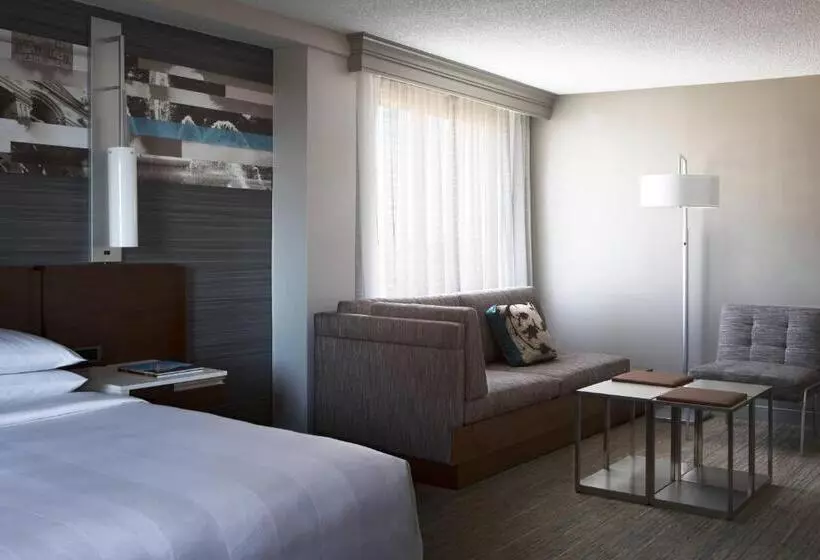 اتاق اجرایی با تخت بزرگ, Kansas City Marriott Country Club Plaza