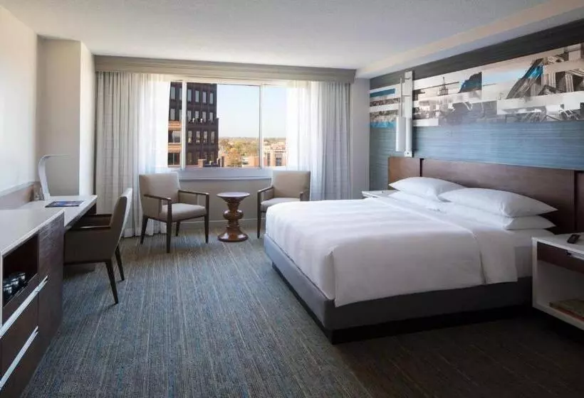 اتاق اجرایی با تخت بزرگ, Kansas City Marriott Country Club Plaza